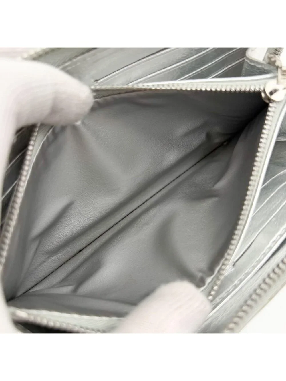 Louis Vuitton Limited Edition Zippy Wallet Suhali Silver Round